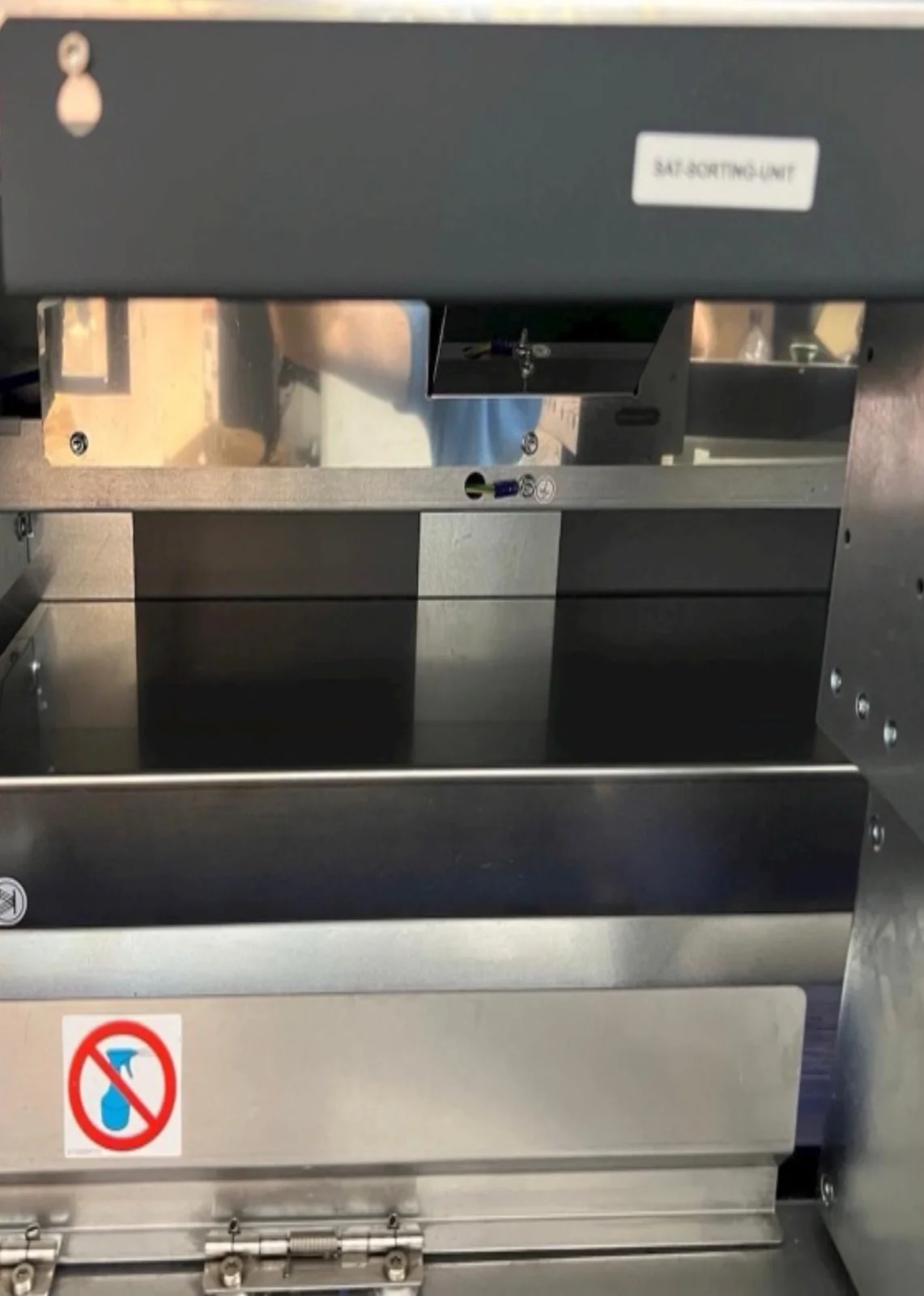 Leergutautomat: Annahmebereich – nachher der Reinigung