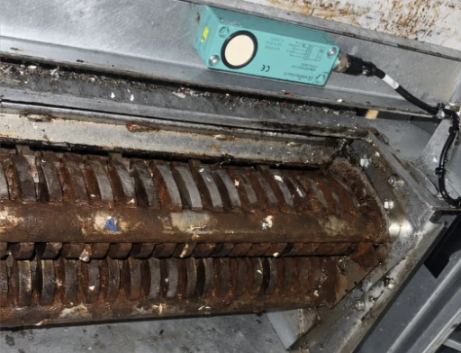 Schneidwerk nach der Reinigung; vorhandene Korrosion bleibt sichtbar